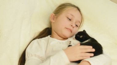 Siyah yavru kedi ile küçük kız
