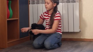 Kız bir köpek yavrusu besleme