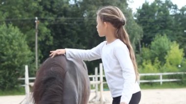 kızı okşayarak midilli