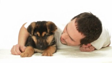 Bir köpek yavrusu ile konuşan adam
