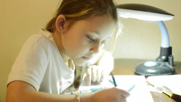 Pequeña niña escribiendo — Vídeos de Stock