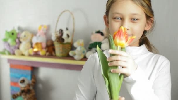 Девочка с тюльпаном — стоковое видео