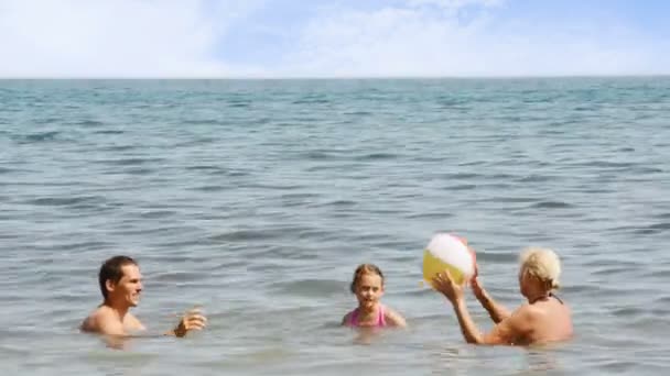 Familia feliz divirtiéndose en el agua — Vídeos de Stock