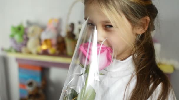 Маленька дівчинка з трояндою — стокове відео