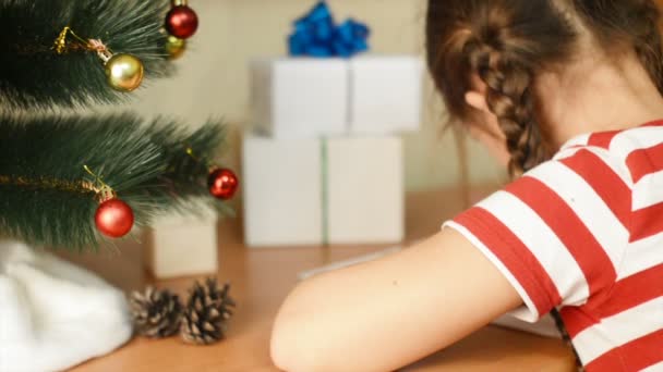 Ragazza scrive lettera a Babbo Natale — Video Stock