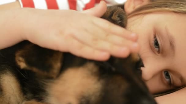 Küçük kız okşayarak köpek yavrusu — Stok video
