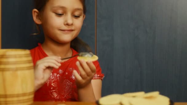 Poner miel en la galleta — Vídeos de Stock