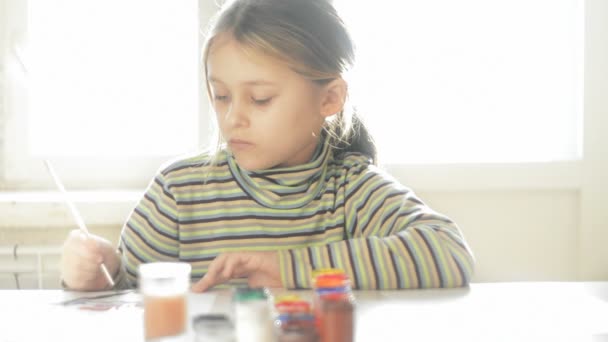 Little girl drawing with paints — Stock Video