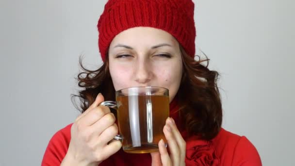 Mujer bonita bebiendo té — Vídeo de stock