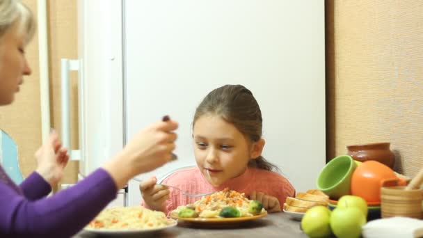 Meisje die pasta eet — Stockvideo