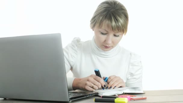 Mulher de negócios trabalhando com marcadores e bloco de notas — Vídeo de Stock