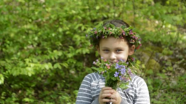 Menina com uma coroa de flores — Vídeo de Stock
