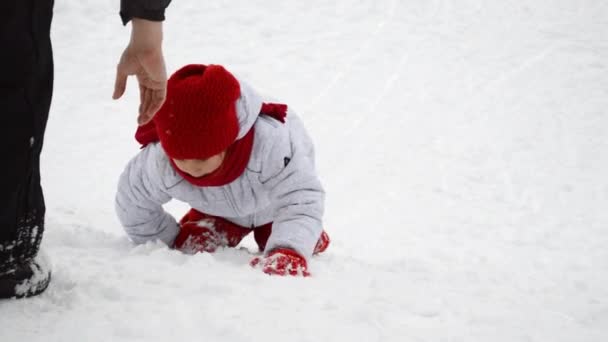 Padre e hija en la nieve — Vídeo de stock