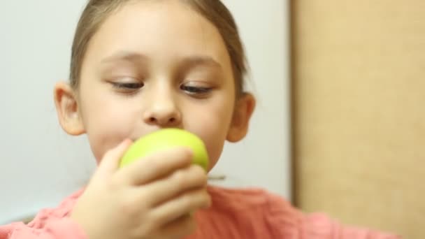 Flicka äter ett äpple — Stockvideo