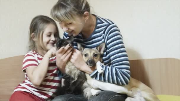 Mãe com filha e cachorro com gato — Vídeo de Stock