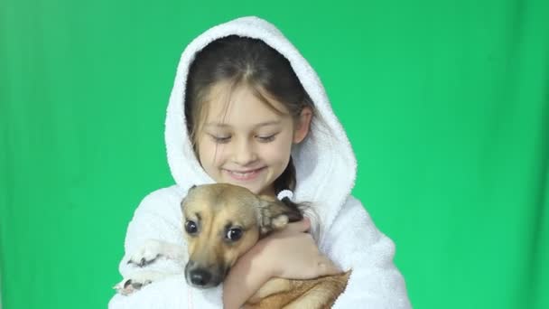 Chica con un cachorro — Vídeos de Stock