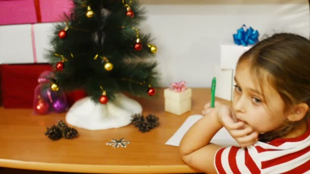 Mädchen schreibt Brief an Weihnachtsmann — Stockvideo