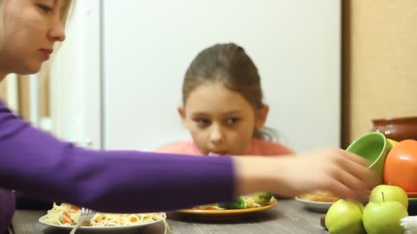 Madre e hija en la cocina — Vídeo de stock