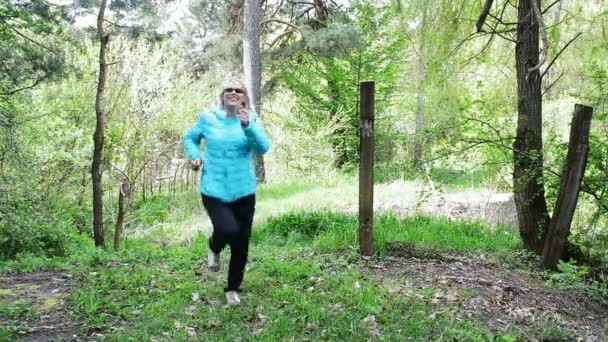 Vrouw doen oefeningen in het park — Stockvideo