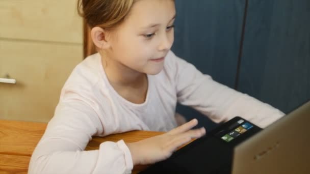 Κορίτσι δακτυλογράφηση στο πληκτρολόγιο του υπολογιστή — Αρχείο Βίντεο