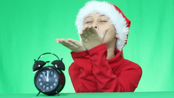 Menina em traje de Natal vermelho — Vídeo de Stock