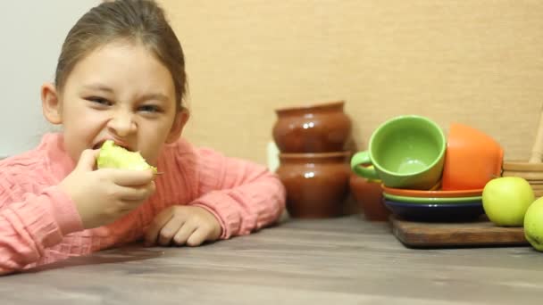 Κορίτσι τρώει ένα μήλο — Αρχείο Βίντεο