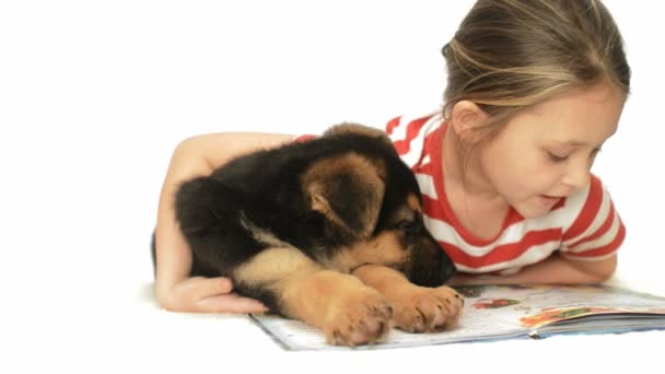 Menina lendo um livro — Vídeo de Stock