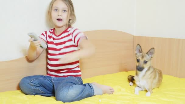 Flicka med fjärrkontroll och hund — Stockvideo
