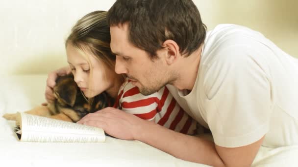 Vader en dochter lezen — Stockvideo