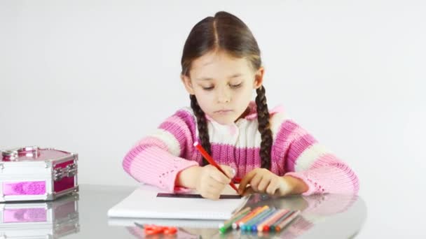 Küçük kız masada çizim — Stok video