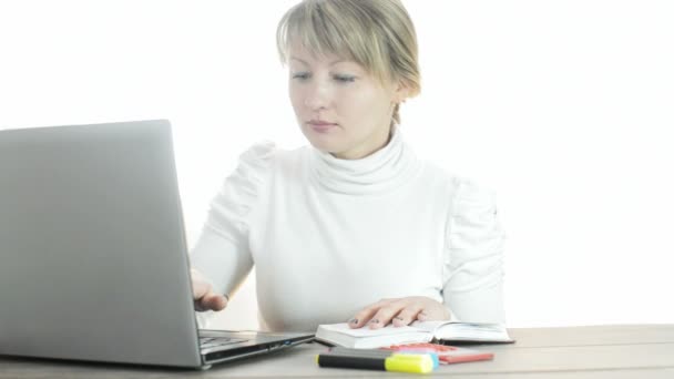 Zakenvrouw werken met laptop — Stockvideo