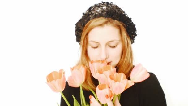 Donna con bouquet di tulipani — Video Stock