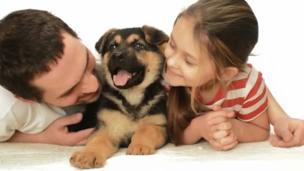 Baba ile kızı ve bir köpek yavrusu — Stok video