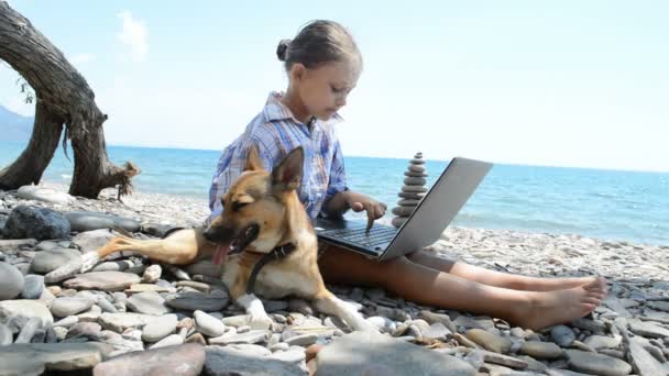 Fille avec ordinateur portable sur la plage — Video