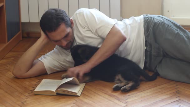 Hombre jugando con un cachorro — Vídeos de Stock