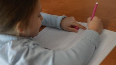 Ödev yapan küçük kız.