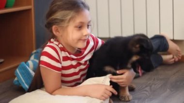 Yavru köpeğe sarılan kız