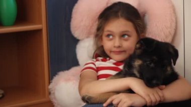 Yavru köpeğe sarılan kız