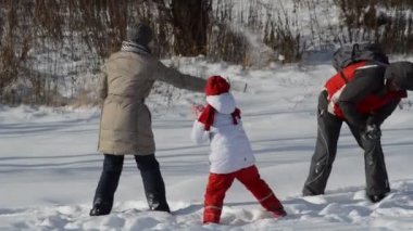 Kışın mutlu bir aile