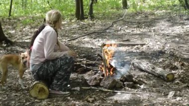 Ateşin yanında otururken