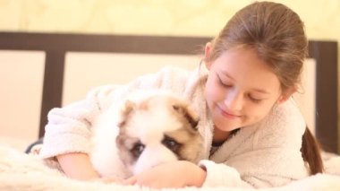 Bir köpekle oynayan çocuk