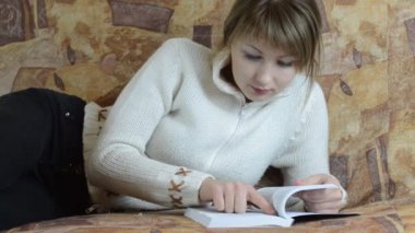 Kadın kitap okuyor.