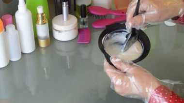 Renk karışımı yapma güzellik uzmanı