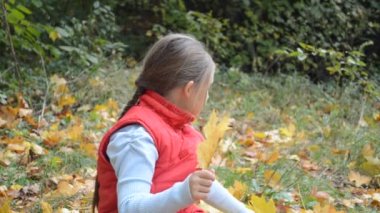 Sonbahar ormanındaki kız