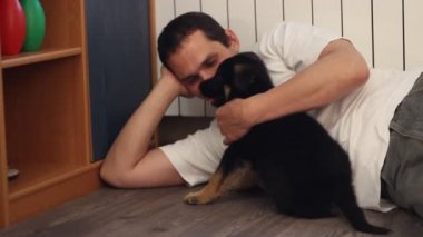 Bir köpekle oynayan adam