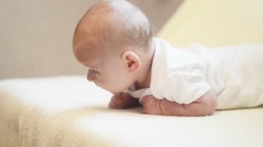 Yeni doğan bebek battaniye üzerinde