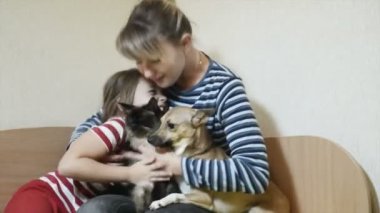 Anne ile kızı ve kedi ile köpek yavrusu