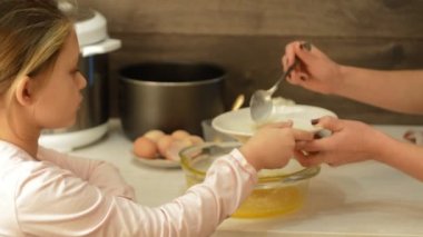 Sevimli kız hamur yapma