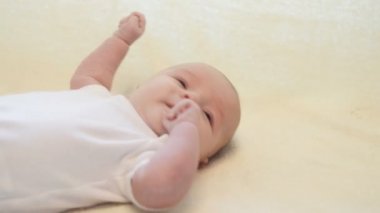 Yeni doğan bebek battaniye üzerinde