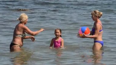 Aile eğleniyor top oynarken